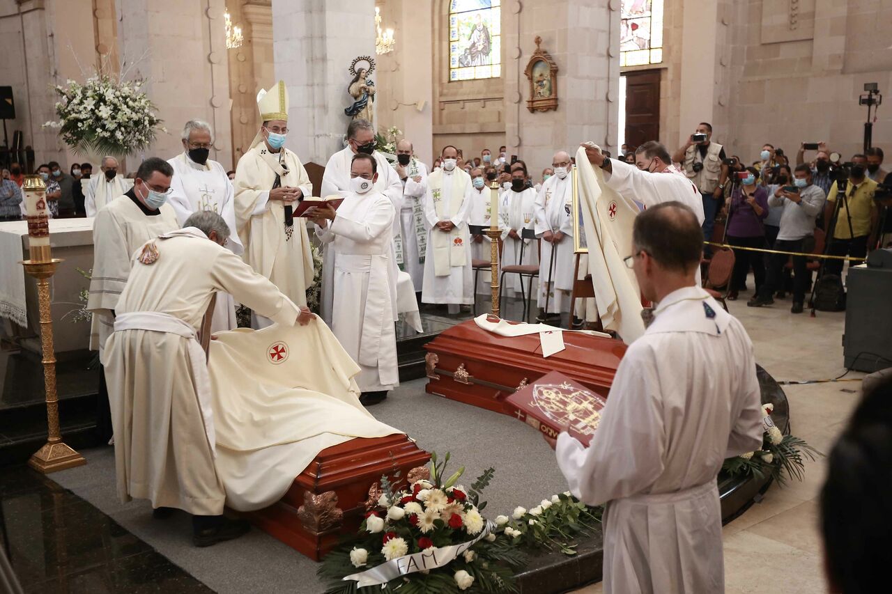 Sepultarán a sacerdotes jesuitas Javier Campos y Joaquín Mora en iglesia donde fueron asesinados