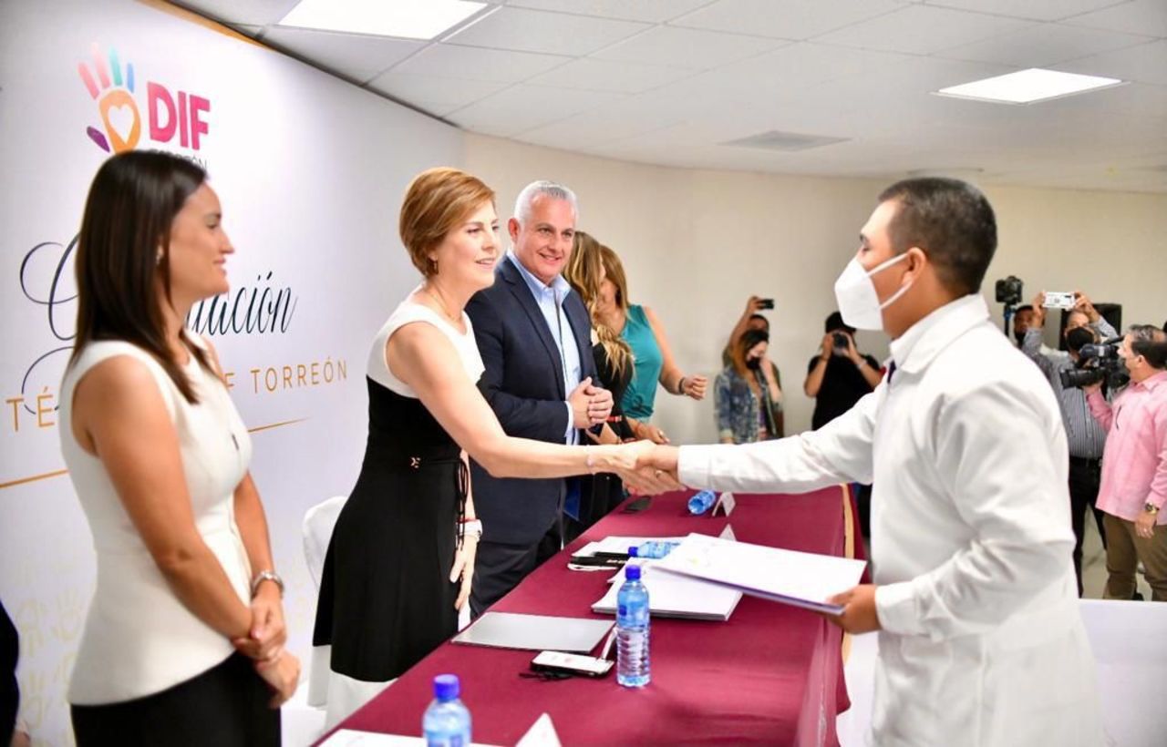 Celebran graduación de enfermería del DIF Torreón