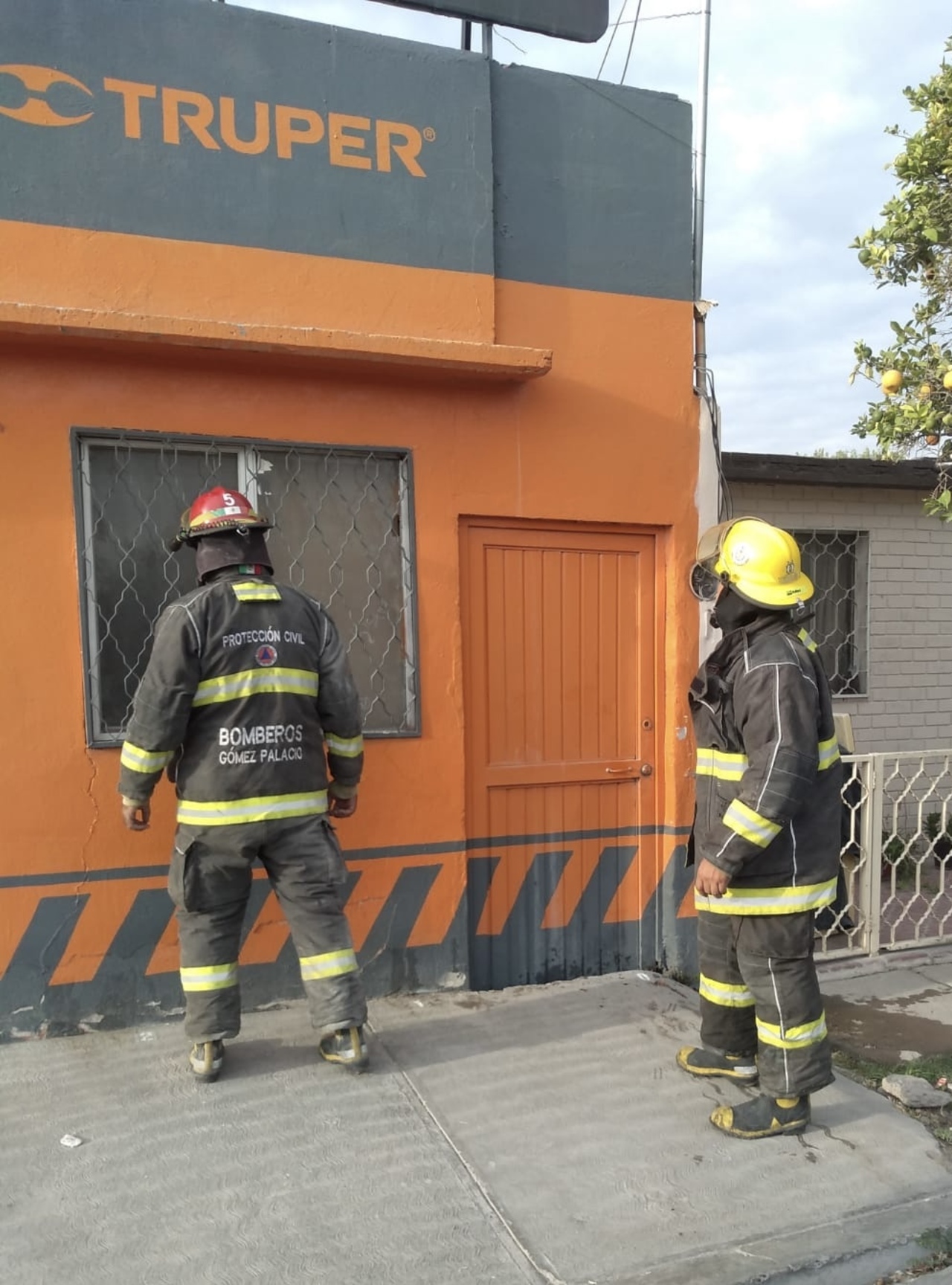 Bomberos acuden a ferretería en Gómez Palacio por conato de incendio