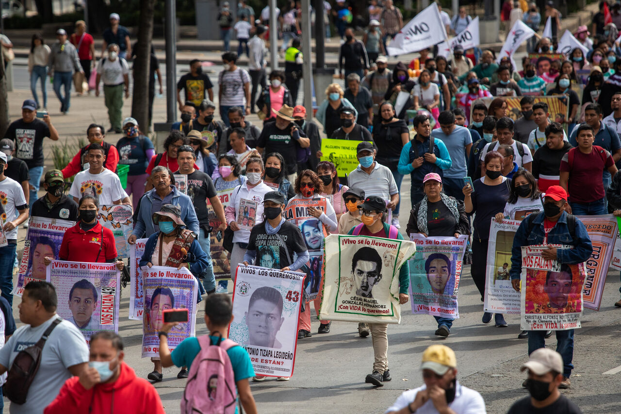 AMLO promete resolver caso Ayotzinapa este año 