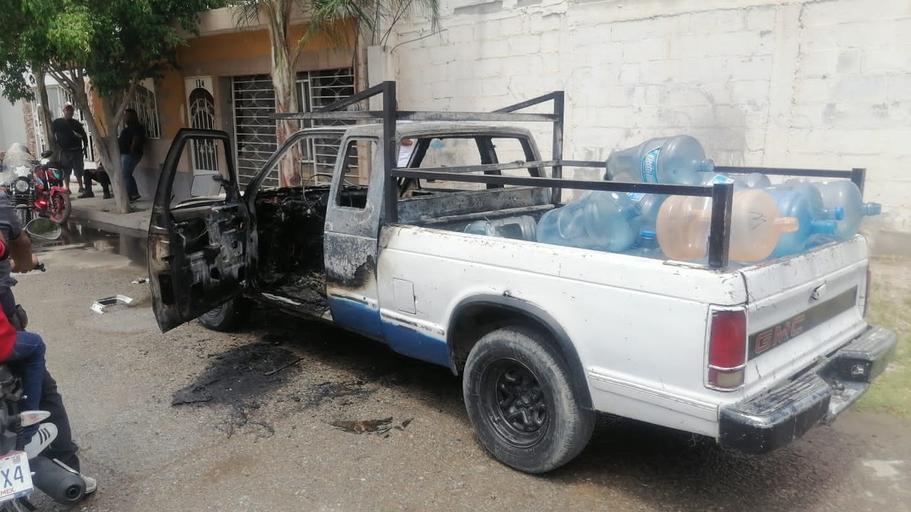 Se incendia camioneta en colonia de Gómez Palacio. Noticias en tiempo real