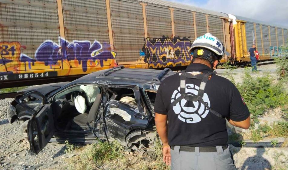 Mueren recién nacido y menor de 12 años tras impactarse camioneta contra tren en Nuevo León. Noticias en tiempo real