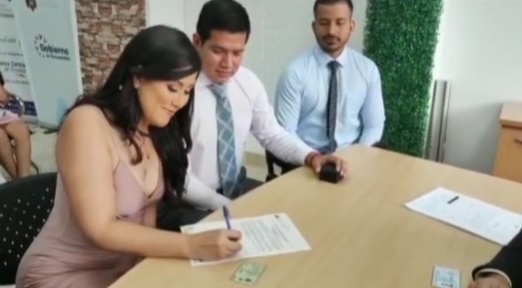 Amigos cumplen su promesa de casarse tras 10 años de soltería. Noticias en tiempo real