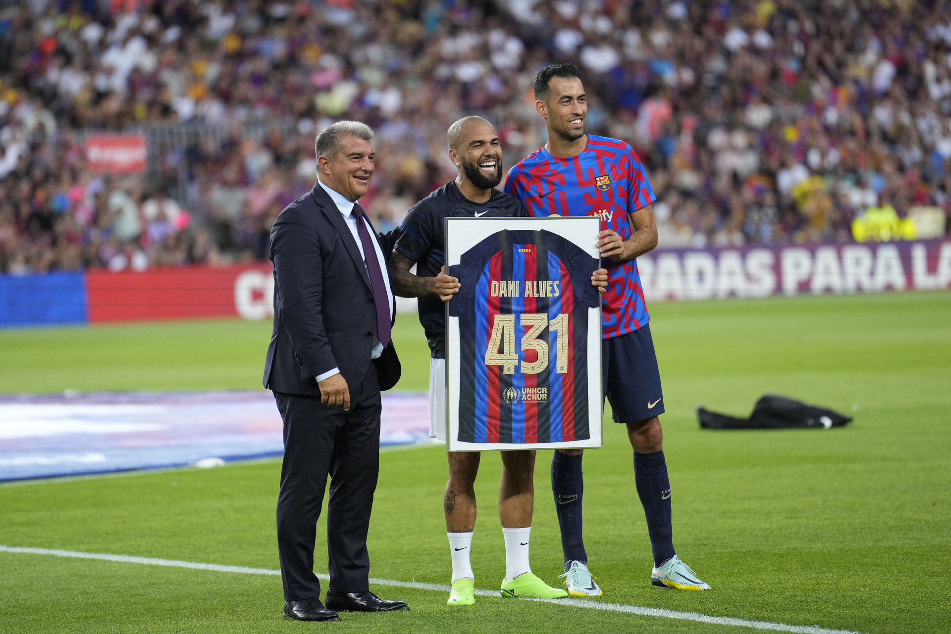 Dani Alves recibe la ovación del Camp Nou en su regreso. Noticias en tiempo real