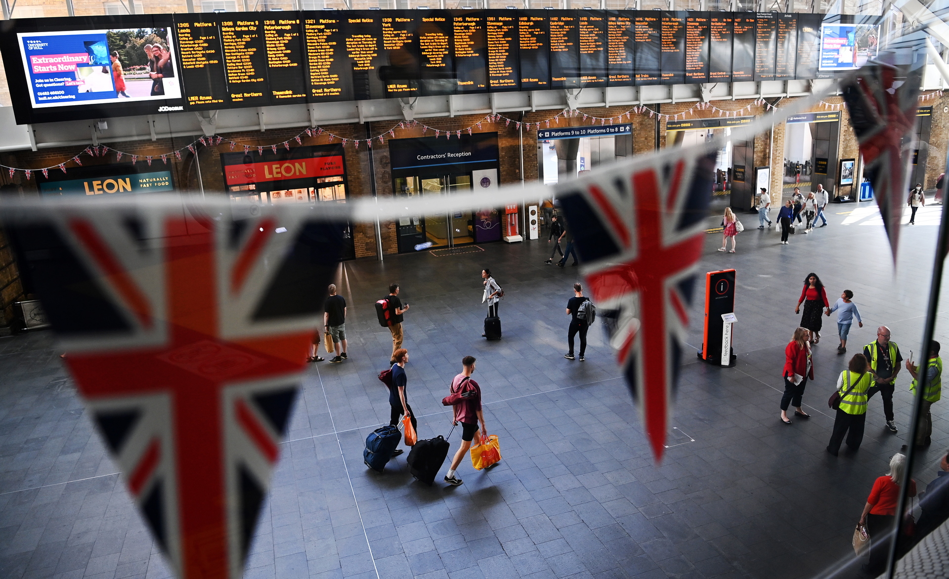 Huelga de más de 45 mil trabajadores paraliza la red ferroviaria de Reino Unido . Noticias en tiempo real