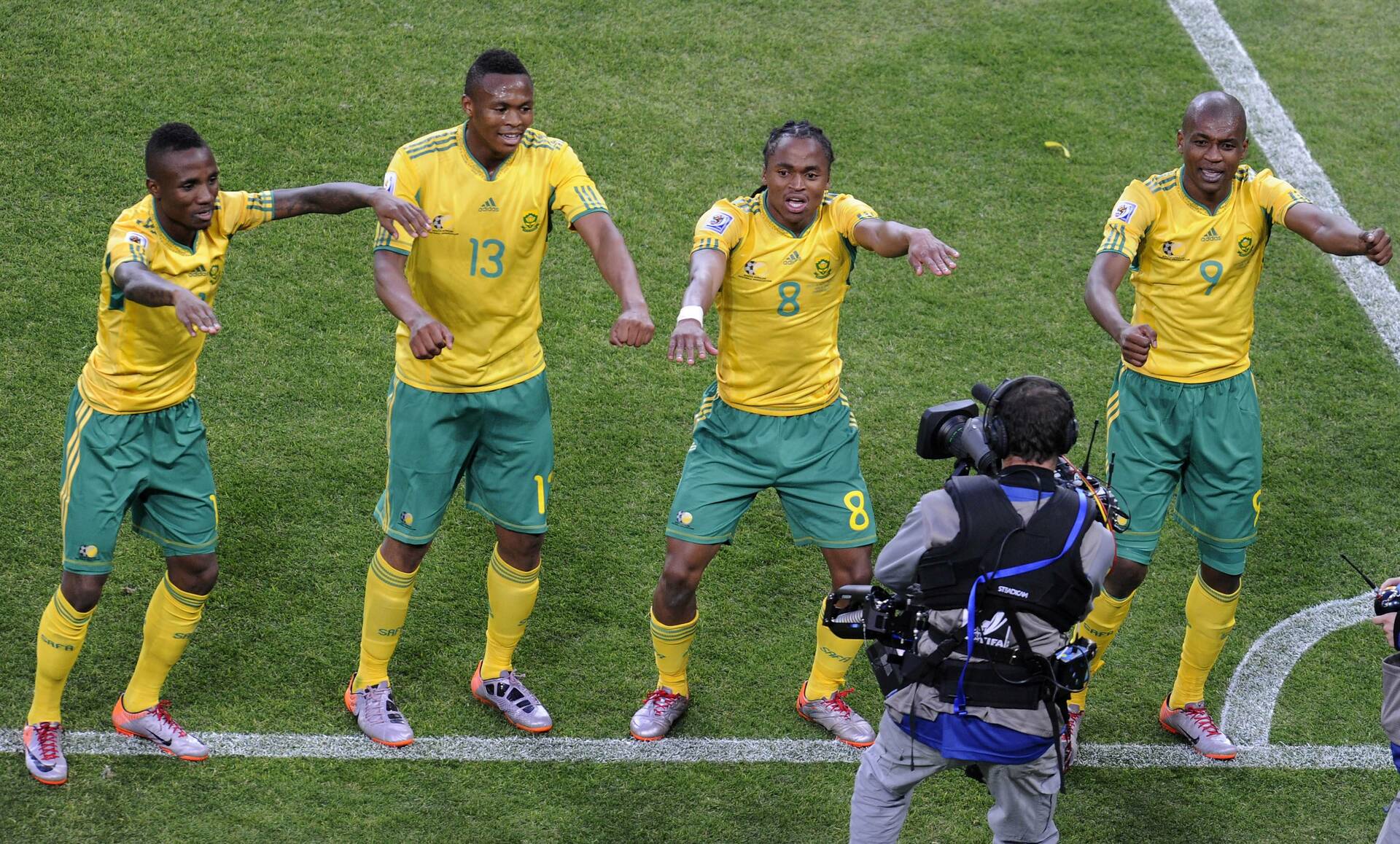 África festeja el golazo de Tshabalala. Noticias en tiempo real