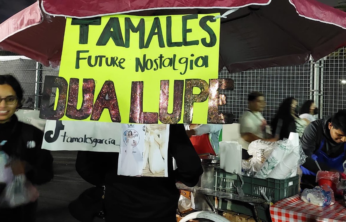 Llegan los tamales \'Dua Lupe\', puesto ubicado afuera del Foro Sol se hace viral . Noticias en tiempo real