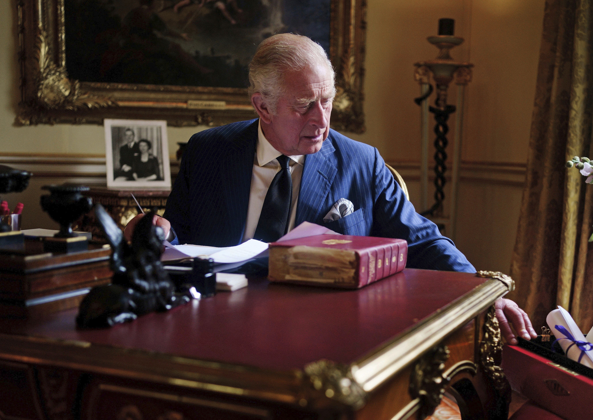 Buckingham distribuye fotografía del Rey Carlos III en su nueva labor. Noticias en tiempo real