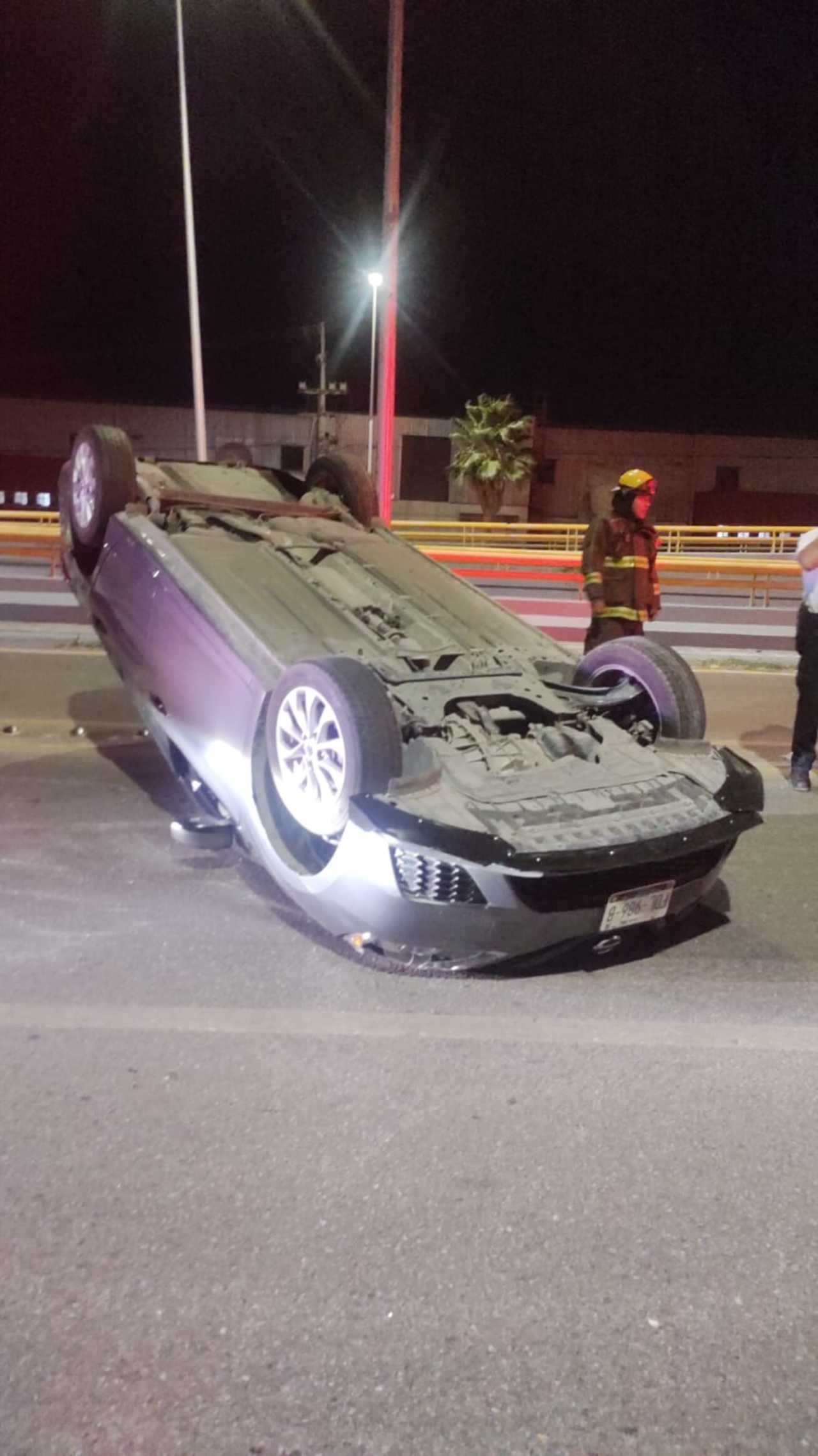 Automóvil circula a exceso de velocidad y vuelca en la carretera Torreón-Matamoros. Noticias en tiempo real