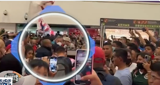 VIDEO: Aficionado de Chivas agrede a Ricardo Peláez en el aeropuerto de CDMX. Noticias en tiempo real