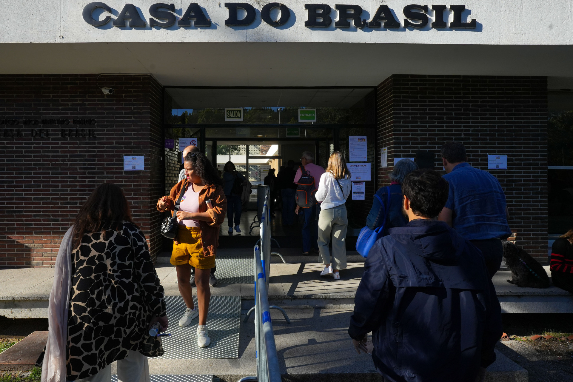 España registra una gran afluencia de votantes divididos entre Bolsonaro y Lula . Noticias en tiempo real