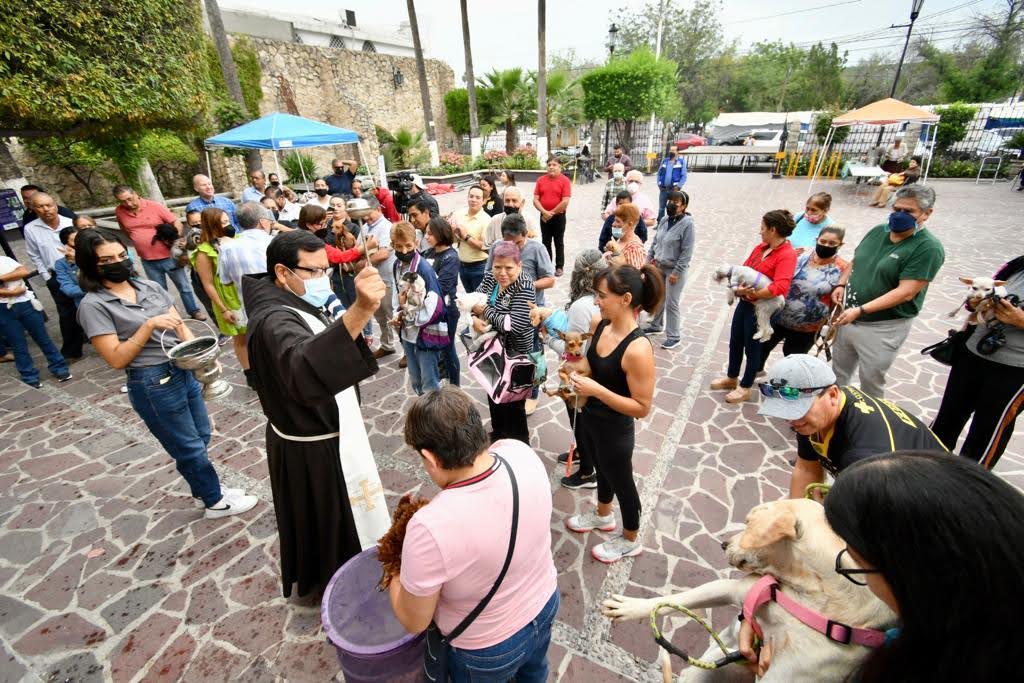 Bendicen franciscanos a mascotas en Monclova. Noticias en tiempo real