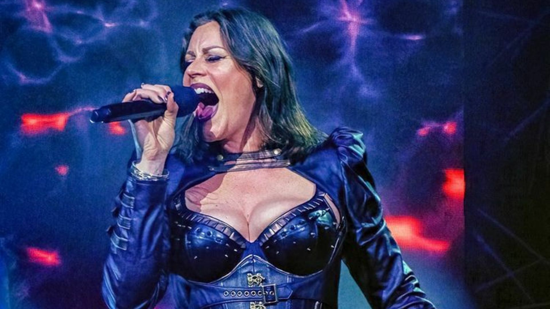 Floor Jansen de Nightwish es sometida a cirugía tras diagnóstico de cáncer de mama . Noticias en tiempo real