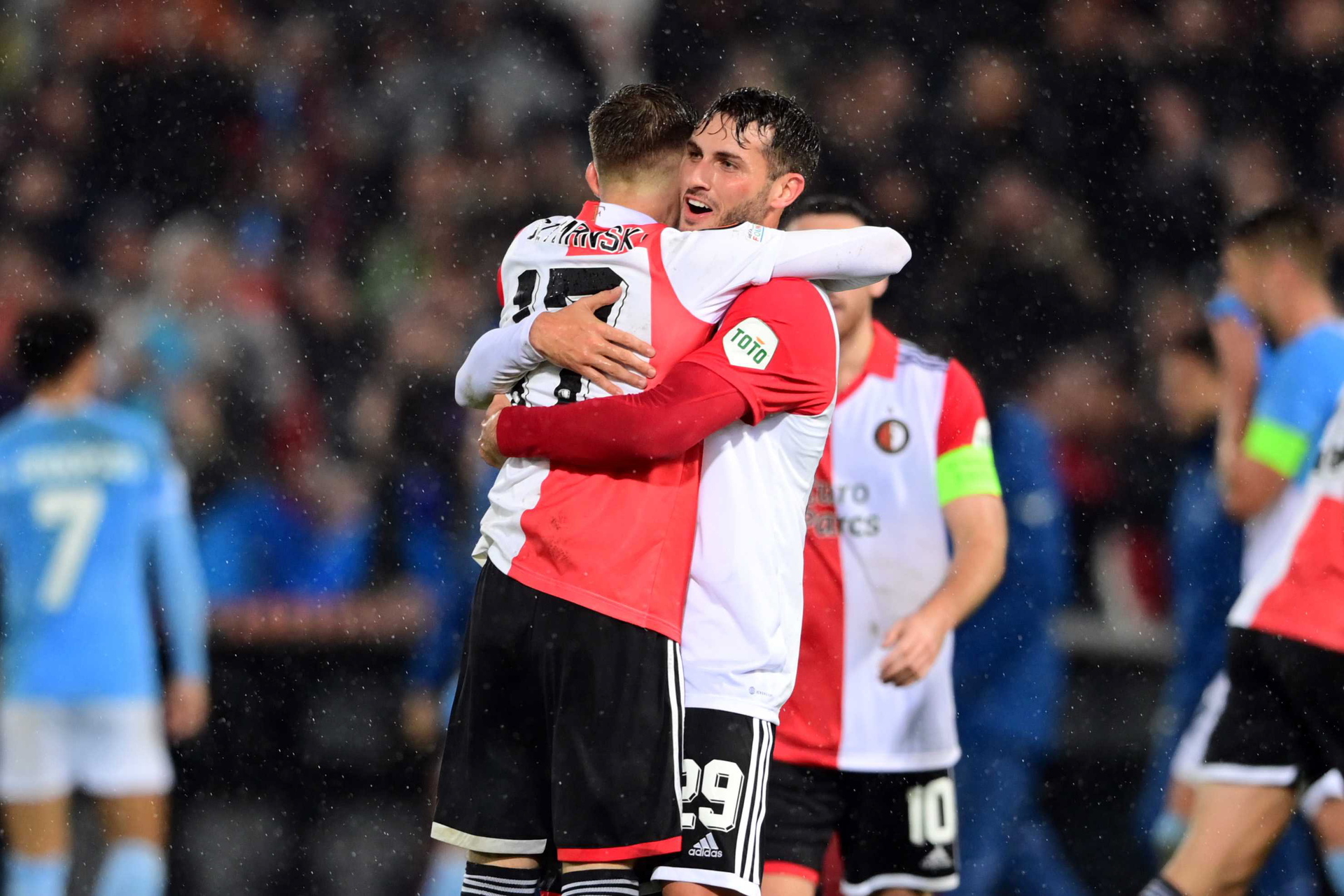 Santiago Giménez clasifica al Feyenoord y manda al Lazio a la Liga Conferencia. Noticias en tiempo real