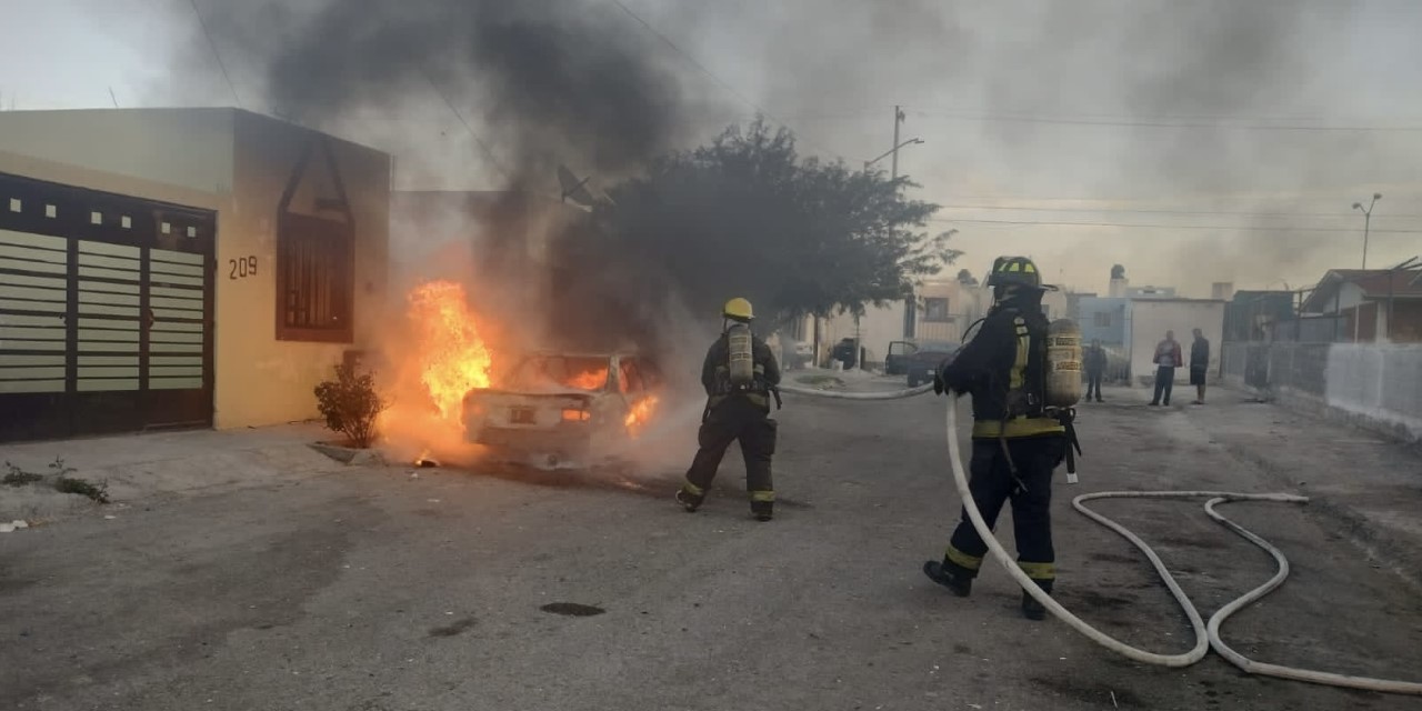 Mujer sale a calentar su auto en Ramos Arizpe... ¡Y termina calcinado!. Noticias en tiempo real