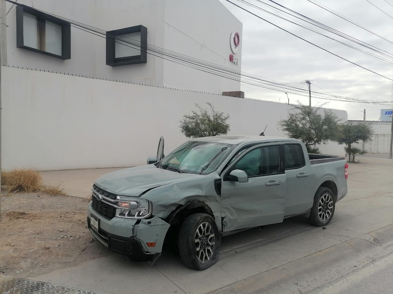 Automóvil y camioneta chocan en la antigua carretera a San Pedro en Torreón. Noticias en tiempo real