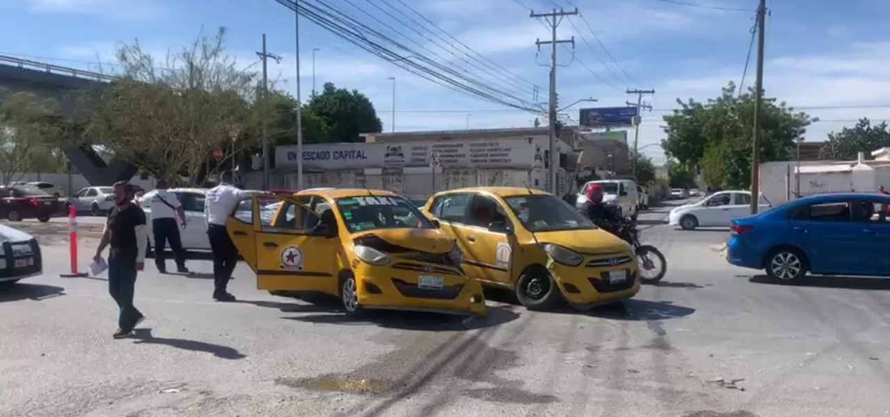 Colisión entre taxistas deja a menor herida. Noticias en tiempo real