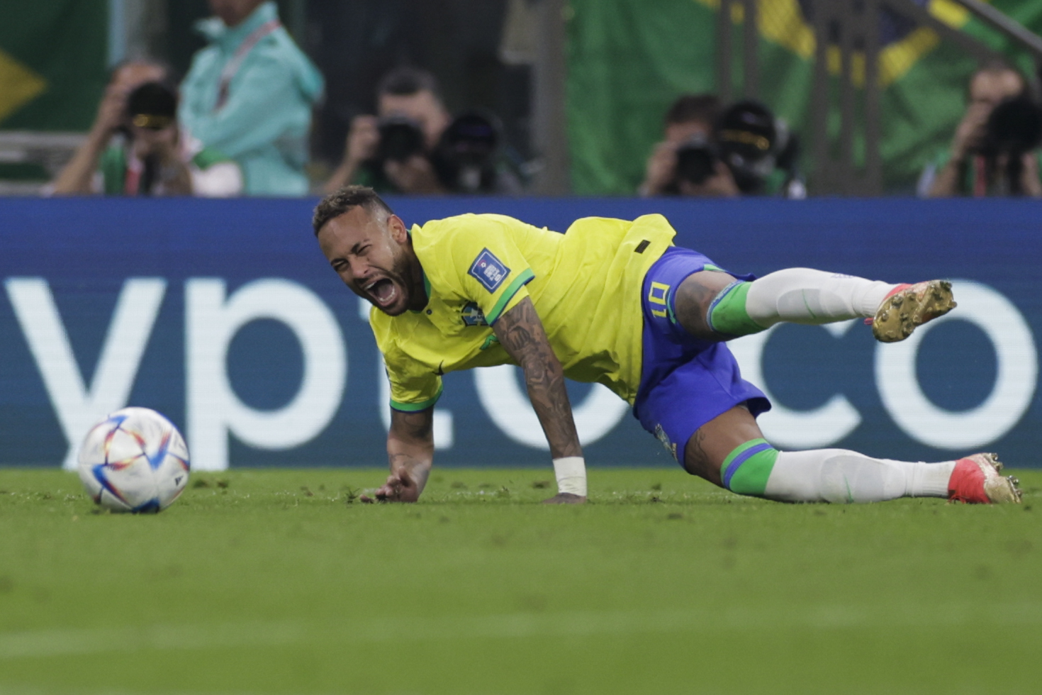 Neymar se retira tocado tras su debut en el Mundial . Noticias en tiempo real