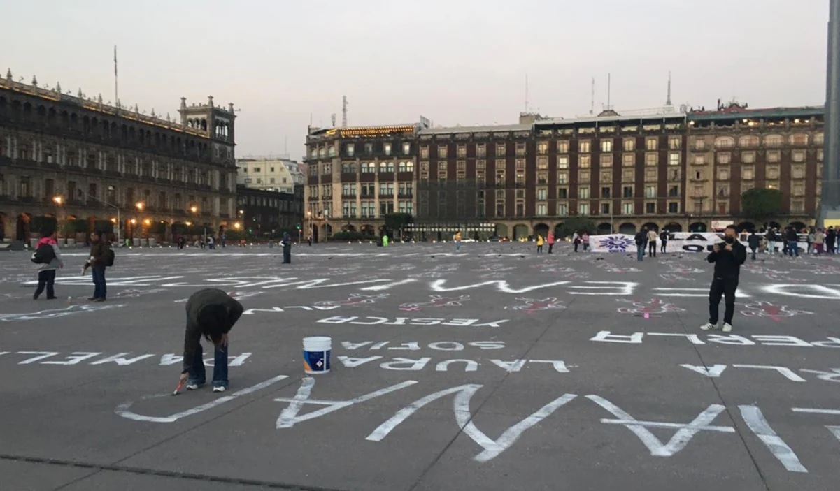 Activistas piden fin a la violencia contra las mujeres y niñas frente al Palacio Nacional. Noticias en tiempo real