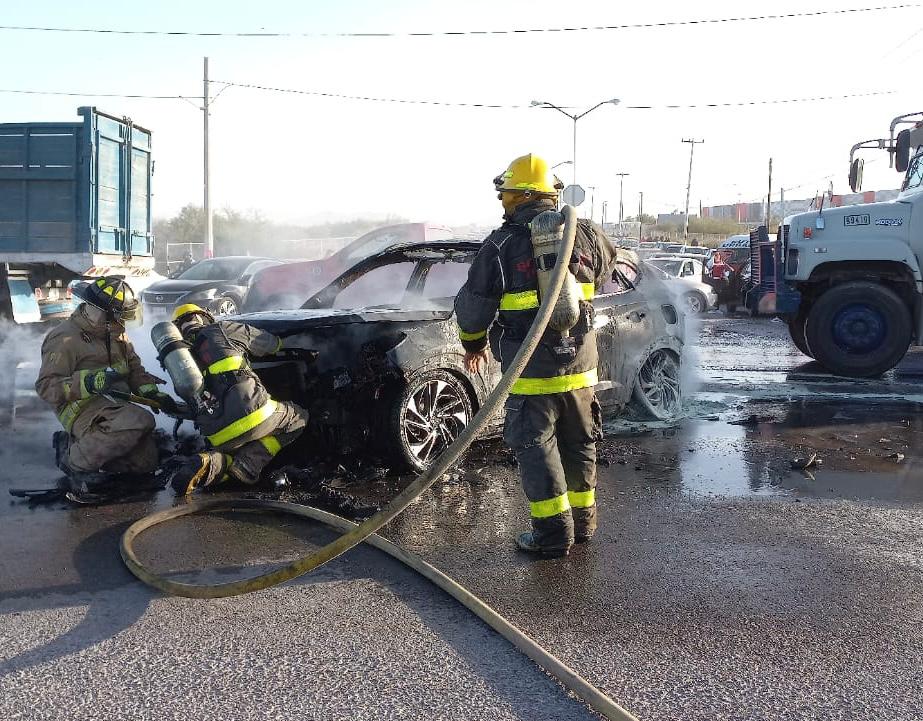 Automóvil arde en llamas tras accidente vial sobre la carretera Torreón-Matamoros. Noticias en tiempo real