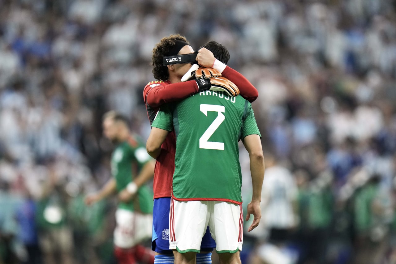 Alentando con todo; Memo Ochoa dedica palabras y abrazo a Néstor Araujo en su debut mundialista. Noticias en tiempo real
