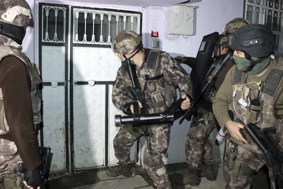 Turquía detiene a 18 sospechosos del Estado Islámico y embarga numerosos bienes. Noticias en tiempo real