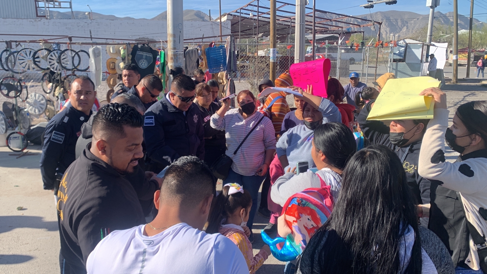Por robos a kínder, bloquean bulevar Laguna Sur de Torreón. Noticias en tiempo real