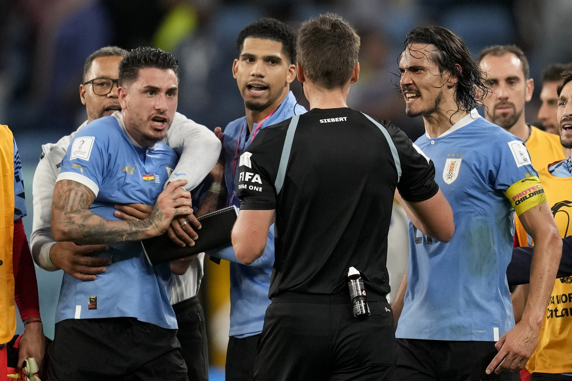 FIFA suspende a 4 jugadores de Uruguay por caos en Mundial. Noticias en tiempo real