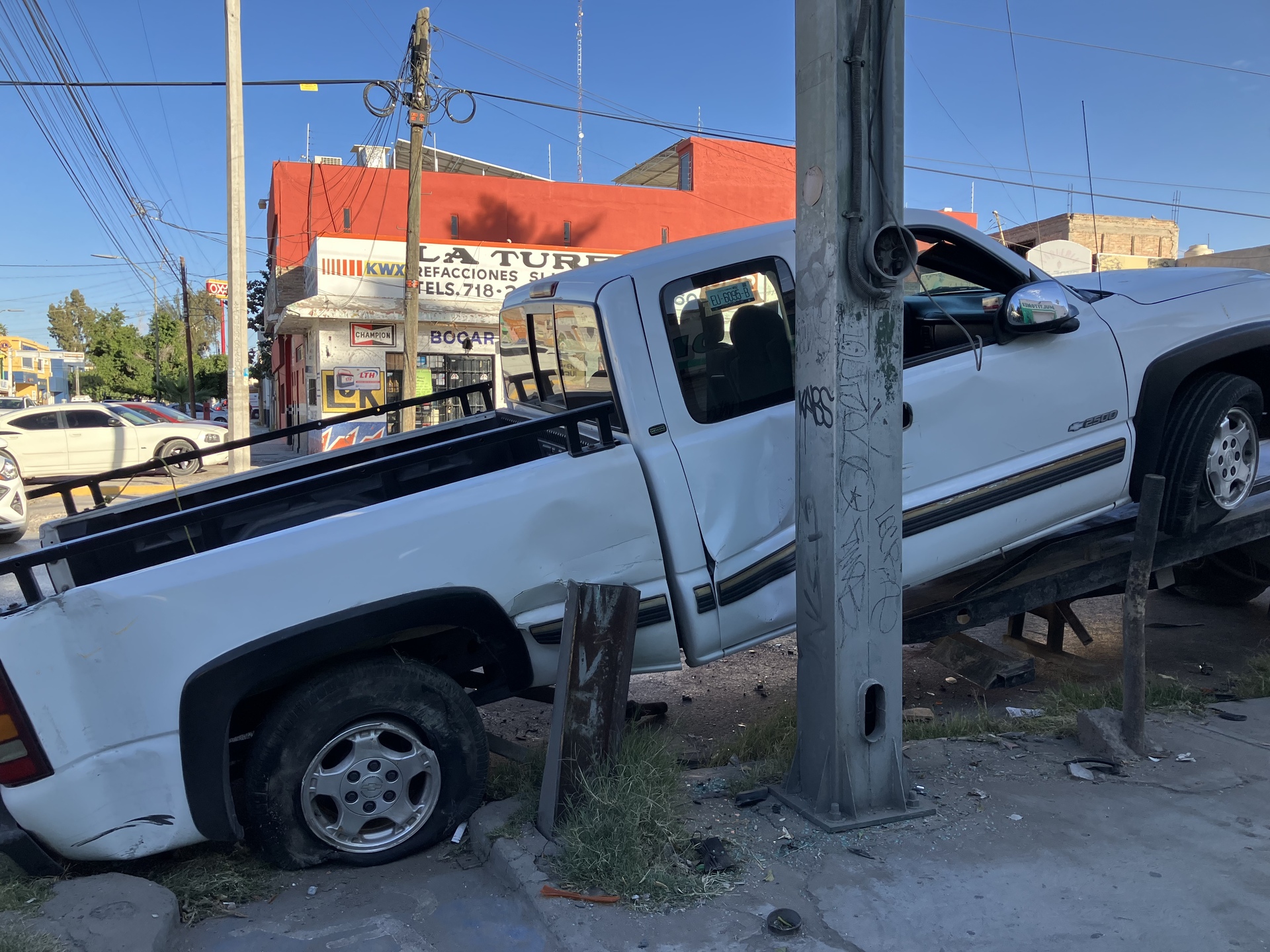 Ignora el semaforo en rojo y provoca choque en Centro de Torreón. Noticias en tiempo real