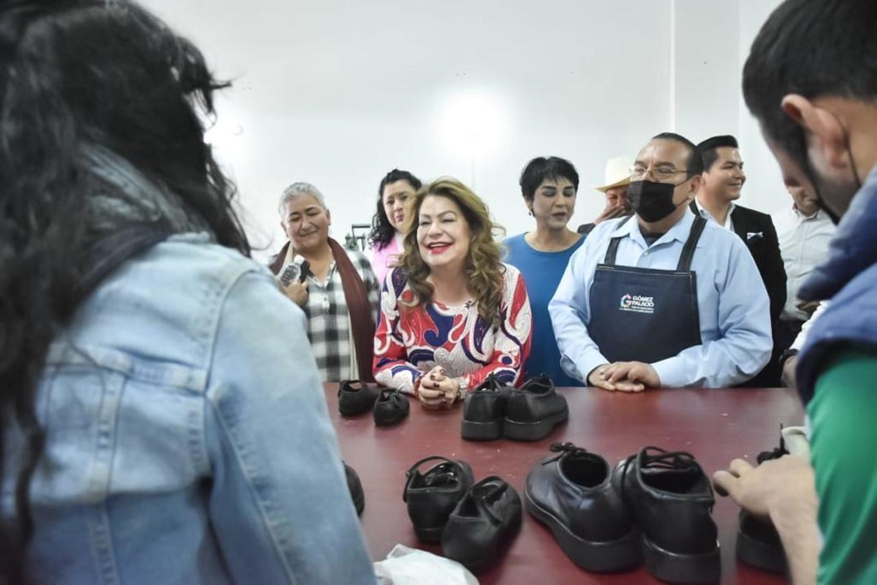 Reabren fábrica de zapatos escolares en centro comunitario. Noticias en tiempo real