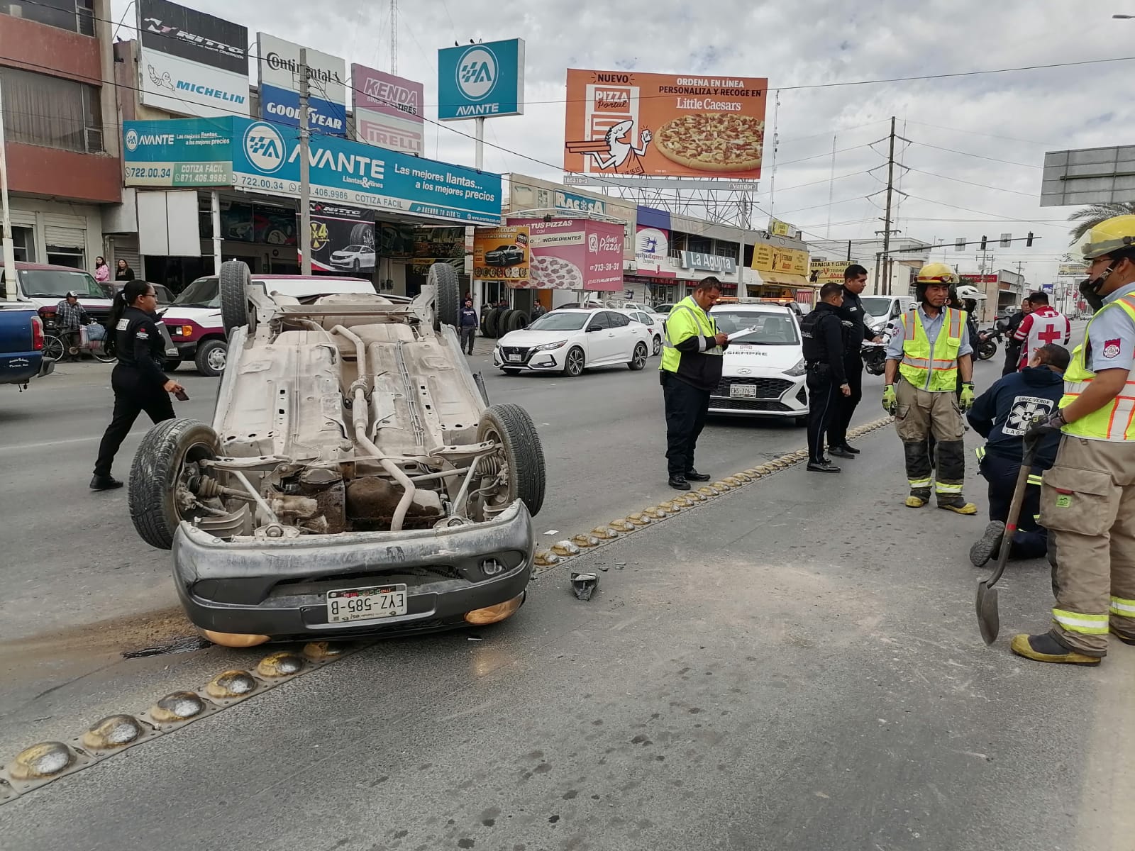 Vuelca auto sobre el Diagonal Reforma de Torreón; habría otro vehículo involucrado. Noticias en tiempo real