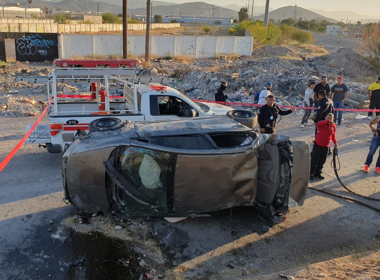 Dos personas lesionadas tras aparatosa volcadura sobre bulevar Ejército Mexicano de Gómez Palacio. Noticias en tiempo real