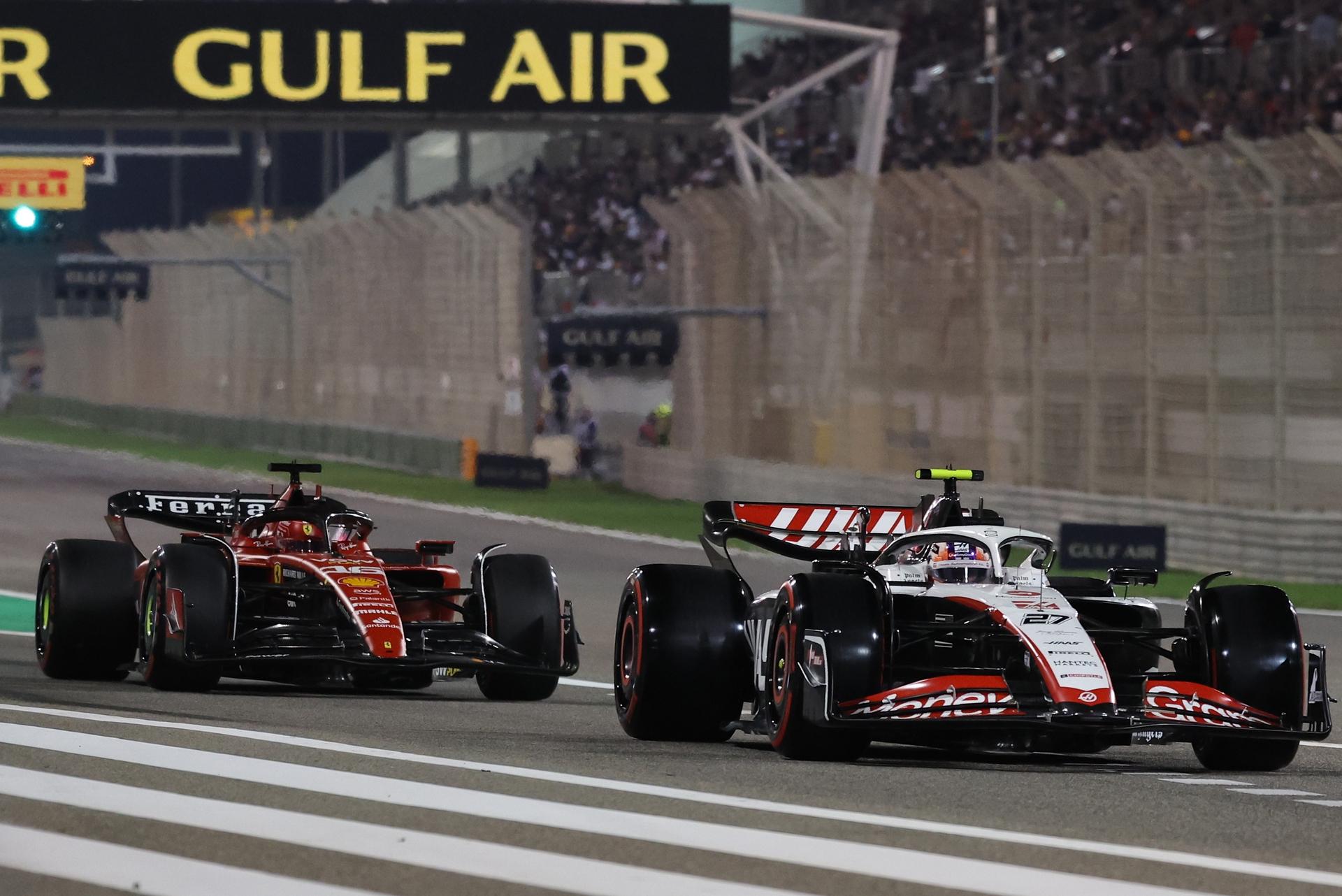 Hasta tropiezos de mecánicos hubo en el Gran Premio de Bahrein . Noticias en tiempo real