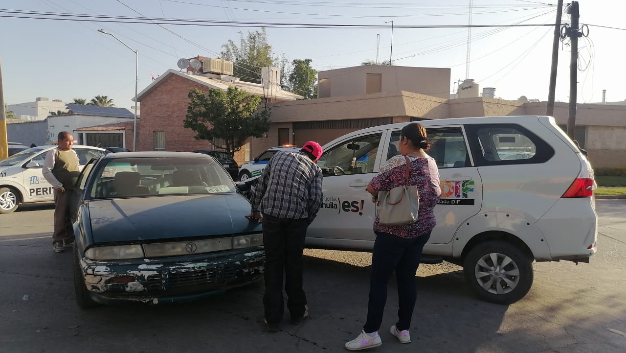 Camioneta de transporte y auto particular se impactan en Torreón Jardín. Noticias en tiempo real