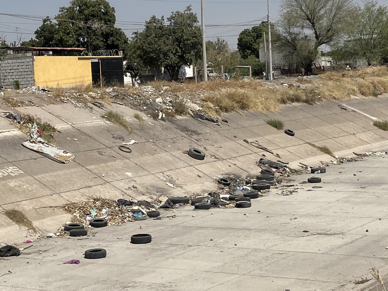 A pocas horas de abrir la presa Francisco Zarco, los canales de riego están llenos de basura. Noticias en tiempo real