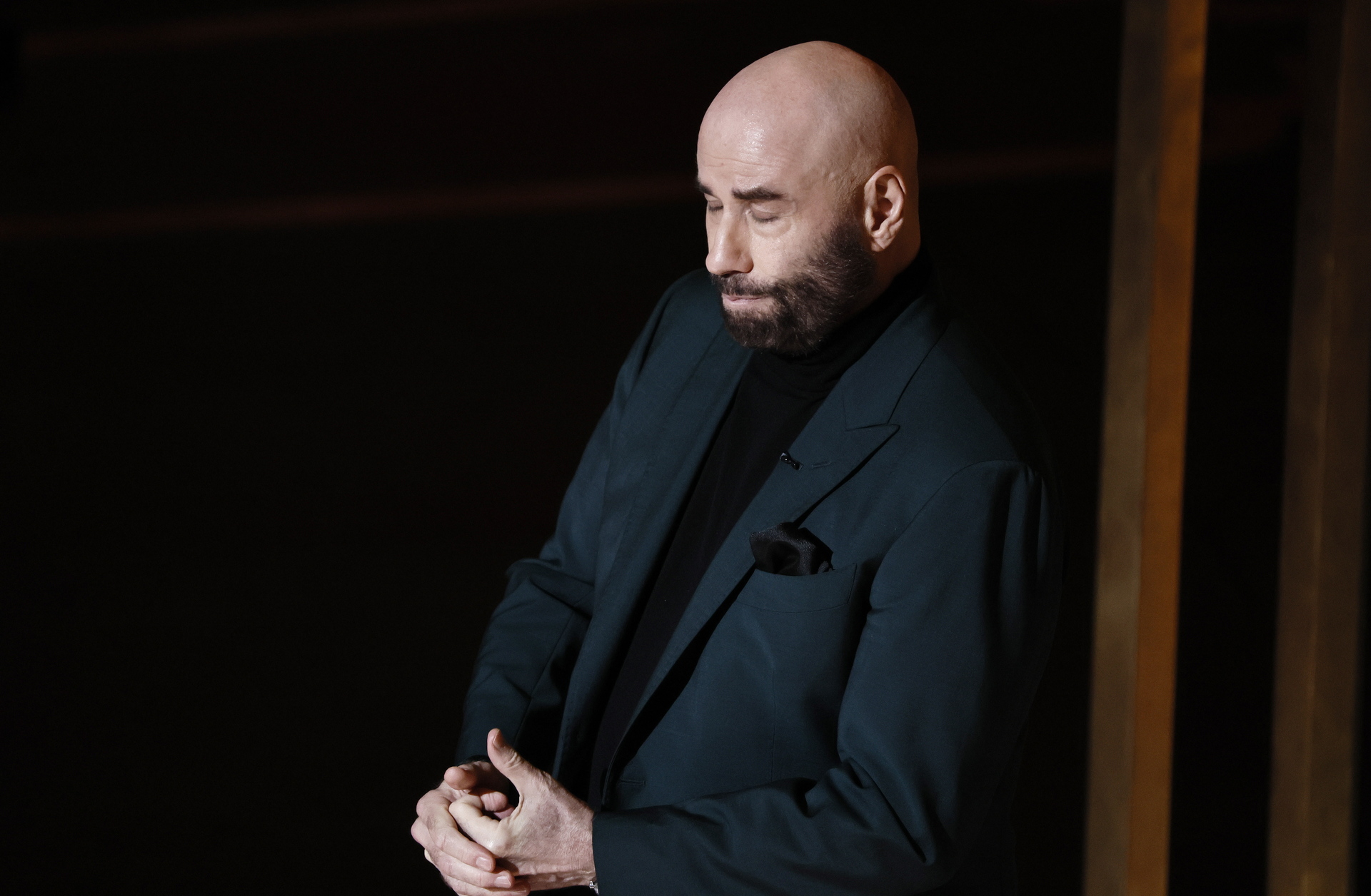 VIDEO: John Travolta \'se quiebra\' al recordar a su querida Olivia Newton-John en los Oscar . Noticias en tiempo real