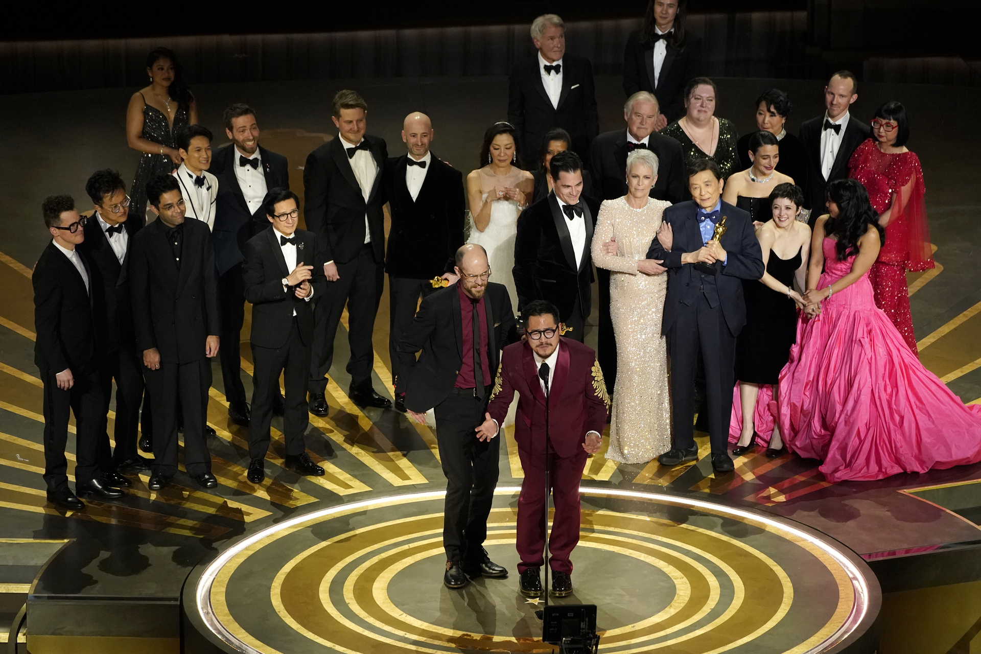 El \'multiverso\' y Guillermo del Toro conquistan la noche de los premios Oscar . Noticias en tiempo real