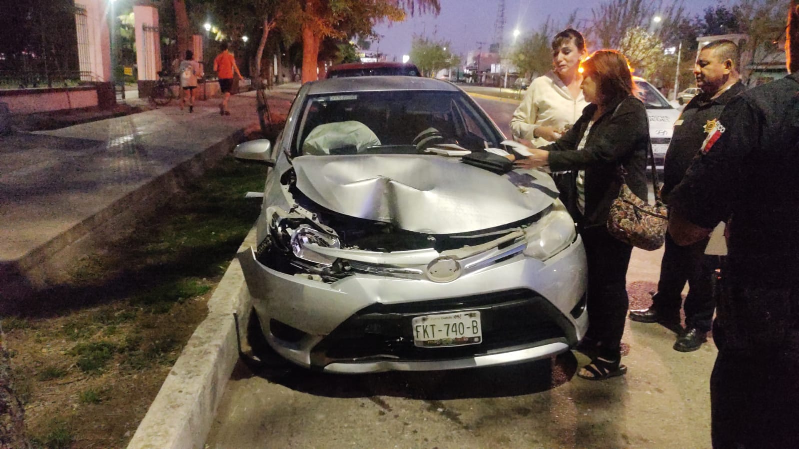 Conductora se impacta contra puesto de pollos en Torreón. Noticias en tiempo real