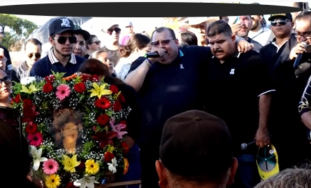 VIDEO: Con banda y cantando \'El Coyote\' da último adiós a su mamá. Noticias en tiempo real