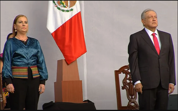 AMLO guarda minuto de silencio por Carlos Payán en mitin del 18 de Marzo en el Zócalo. Noticias en tiempo real