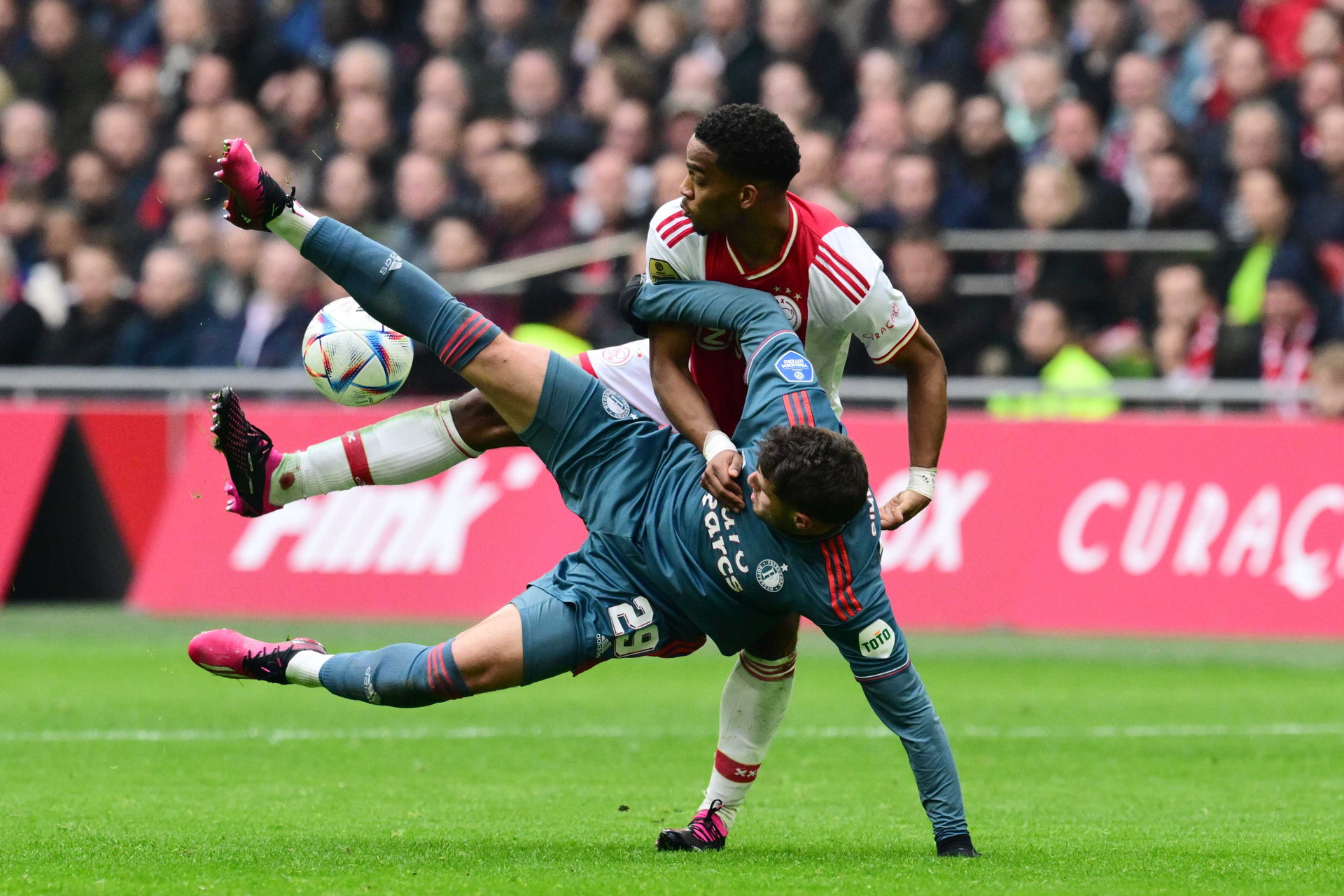 Edson Álvarez y Santiago Giménez anotan en el duelo entre Ajax y Feyenoord. Noticias en tiempo real