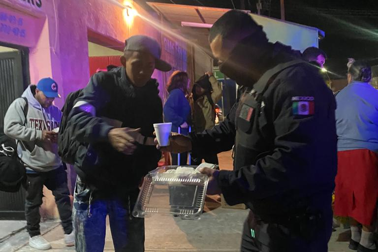 Policías de San Pedro reparten café y pan para mitigar el frío. Noticias en tiempo real