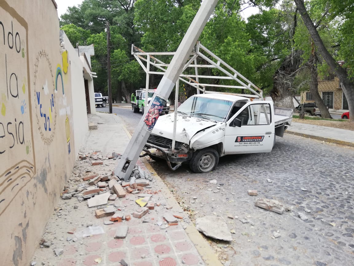 Camioneta se impacta contra poste de la CFE en Saltillo. Noticias en tiempo real