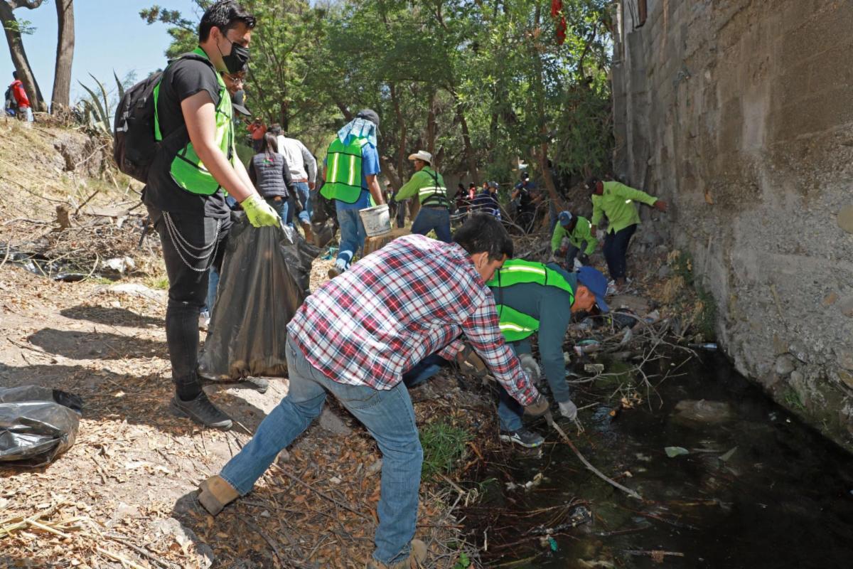 Unen esfuerzos Gobierno de Saltillo e ITS en limpieza de arroyo. Noticias en tiempo real