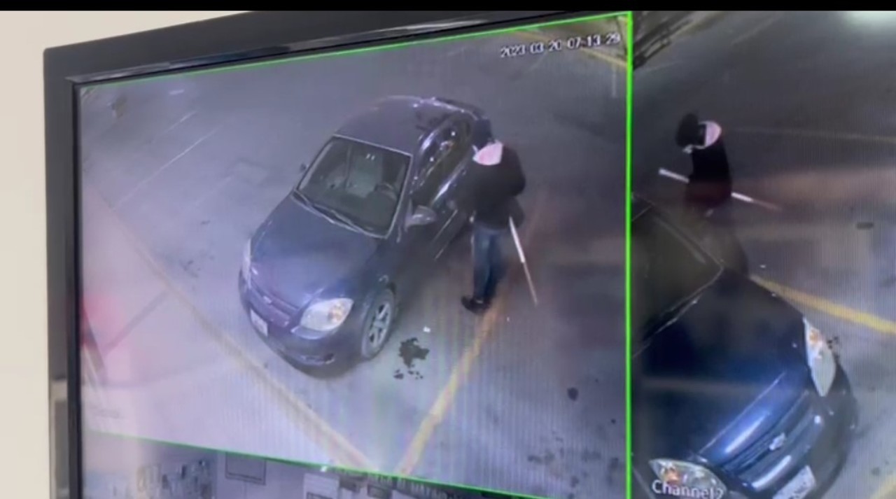 Roba auto estacionado y le quita la batería. Noticias en tiempo real