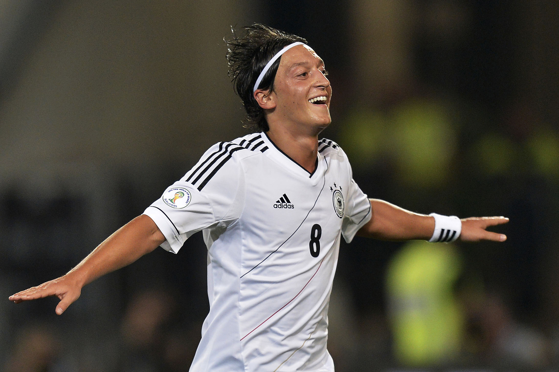 Mesut Özil anuncia su retiro del futbol profesional . Noticias en tiempo real