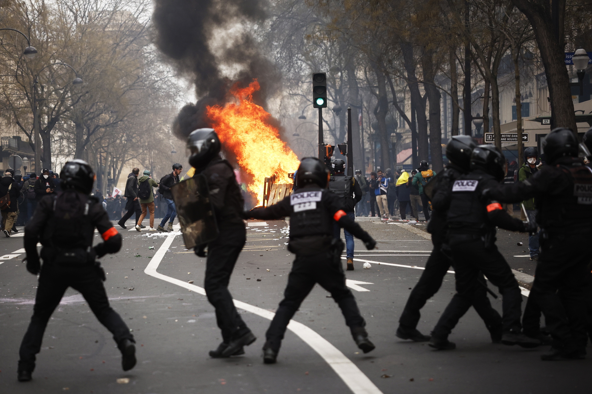 Se desatan enfrentamientos durante manifestación contra reforma de jubilación en París. Noticias en tiempo real