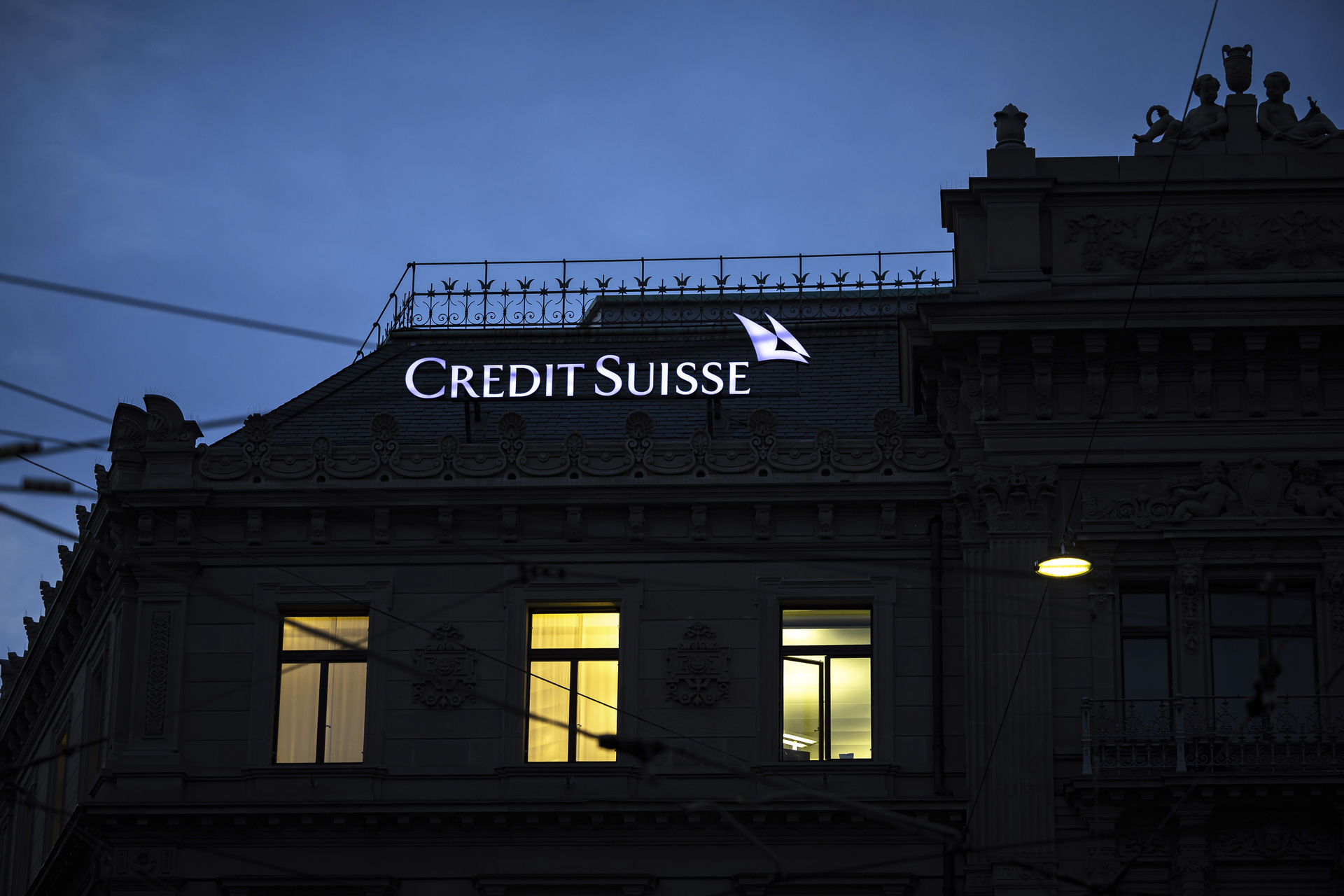 Acciones de Credit Suisse y UBS caen tras subida en tasas de interés. Noticias en tiempo real