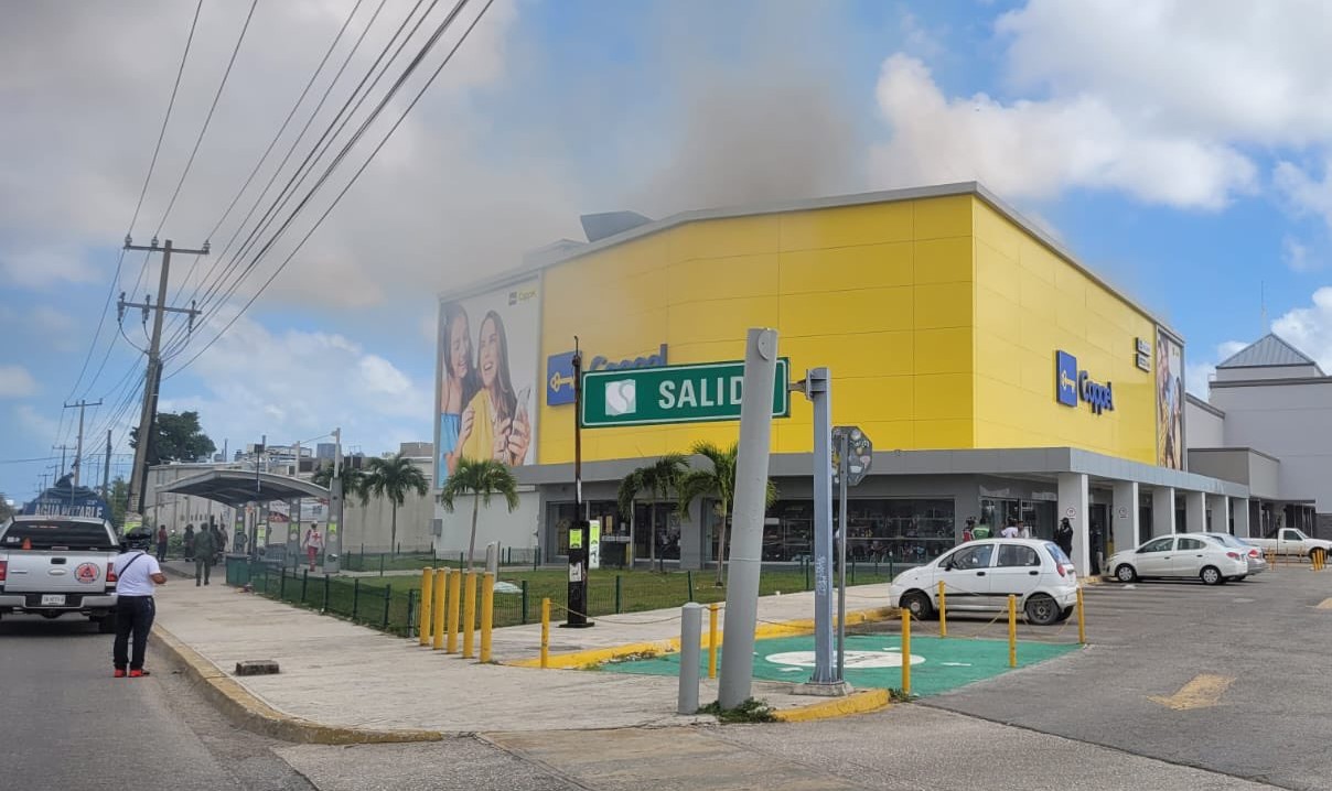 Incendio en tienda departamental de Cancún causa alarma y movilización. Noticias en tiempo real