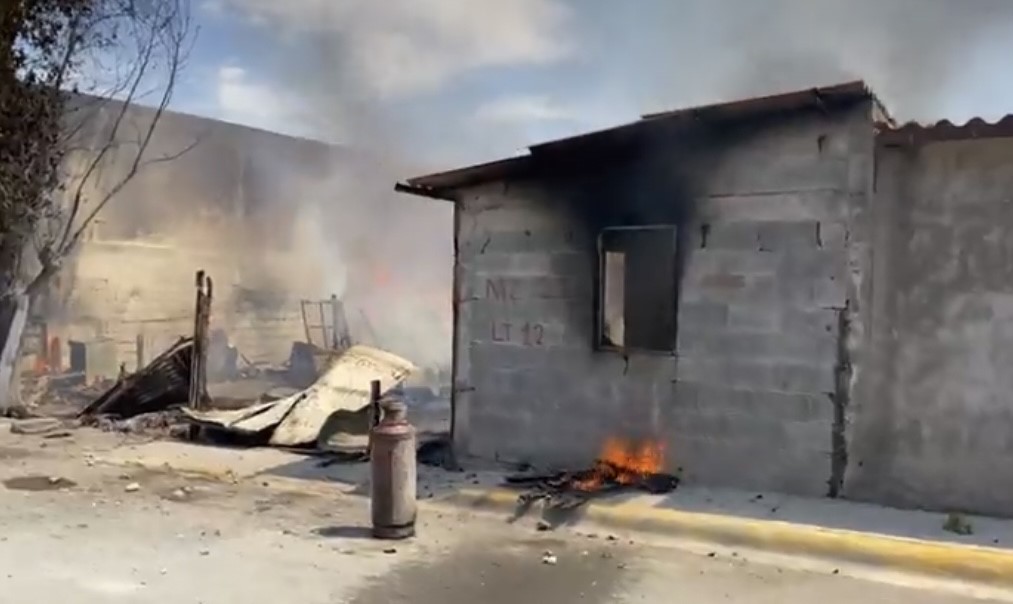 Fuego arrasa con vivienda en Saltillo . Noticias en tiempo real